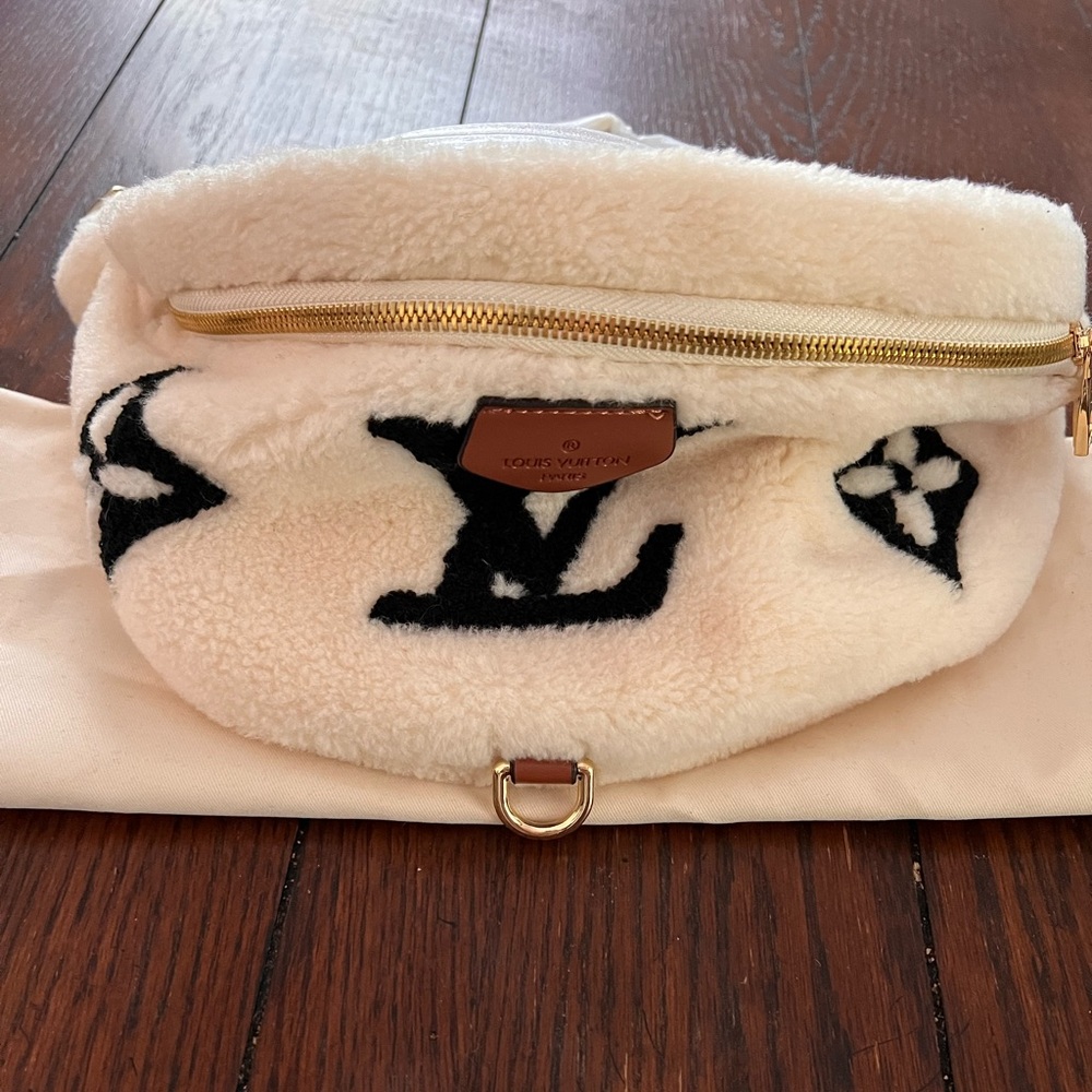 NWT Sherpa Bumbag (dust bag included)